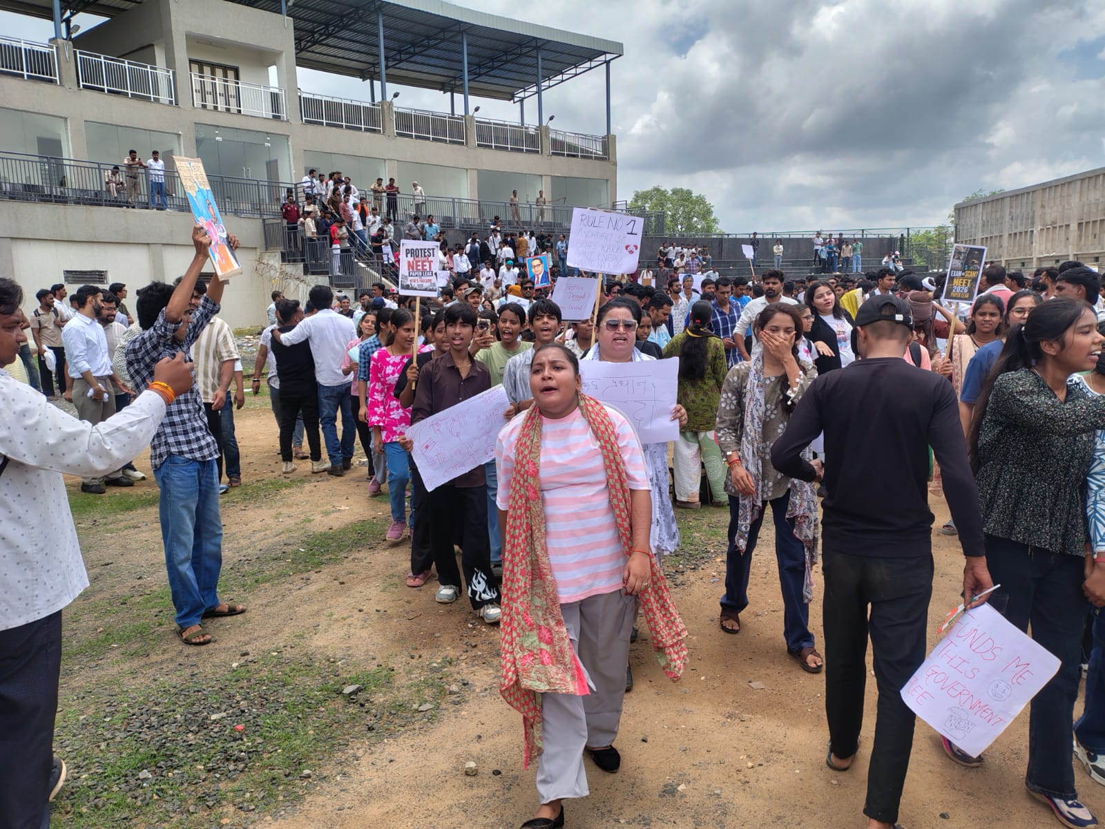 कटनी की सड़कों पर हजारों छात्रों का पैदल मार्च, मांगा धर्मेंद्र प्रधान का इस्तीफा, हाथों में तख्तियाँ लेकर प्रदर्शन में शामिल छात्र बोले - अब नहीं चलेगी सरकार की मनमानी, देखें vedio 2 IMG 20260725 WA0681