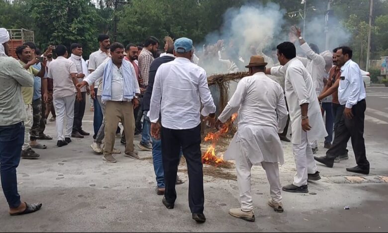 मूंग खरीदी को लेकर कांग्रेस का प्रदर्शन किसानों के आंदोलन का समर्थन, कृषि मंत्री का पुतला फूंककर सरकार पर साधा निशाना 1 IMG 20260729 WA00071