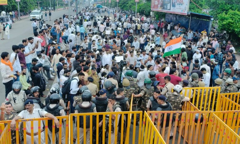 बैरिकेडिंग तोड़कर किसानों ने केंद्रीय कृषि मंत्री शिवराज सिंह के आवास का किया घेराव 1 IMG 20260729 WA0103