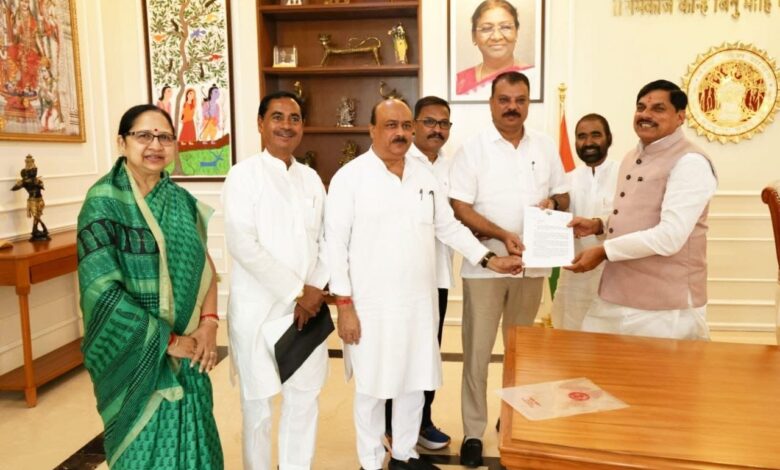 आदिवासी मुद्दों पर कांग्रेस प्रतिनिधिमंडल ने सीएम से की मुलाकात विश्व आदिवासी दिवस पर अवकाश, निजीकरण पर रोक और हत्या के आरोपियों पर कार्रवाई की मांग 1 IMG 20260731 WA0011