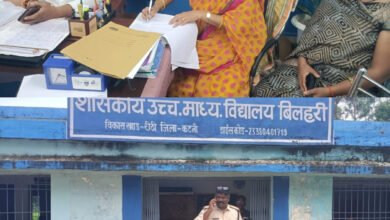 स्कूल से अवकाश लेकर छात्रों के आंदोलन में शामिल हुआ शिक्षक, कलेक्टर के निर्देश पर निलम्बित होने के बाद बौखलाए शिक्षक ने मचाया हंगामा, महिला शिक्षक से मारपीट, पुलिस से अभद्रता 10 IMG 20260730 153520