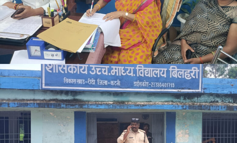 स्कूल से अवकाश लेकर छात्रों के आंदोलन में शामिल हुआ शिक्षक, कलेक्टर के निर्देश पर निलम्बित होने के बाद बौखलाए शिक्षक ने मचाया हंगामा, महिला शिक्षक से मारपीट, पुलिस से अभद्रता 1 IMG 20260730 153520