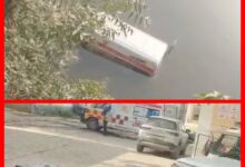 पुराने पुल से नदी में गिरी एम्बुलेंस : दो घायल 4 InCollage 20260716 090626599