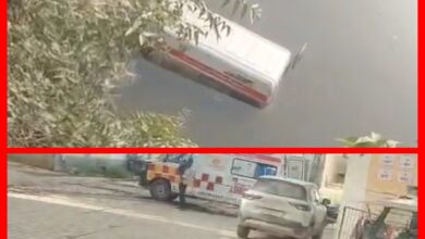 पुराने पुल से नदी में गिरी एम्बुलेंस : दो घायल 6 InCollage 20260716 090626599