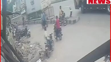 बस स्टैंड पर बेकाबू ट्रक का कहर : तीन बाइकें चपेट में आईं; उड़ गए परखच्चे... पूरी घटना CCTV में कैद 4 InCollage 20260718 183447521