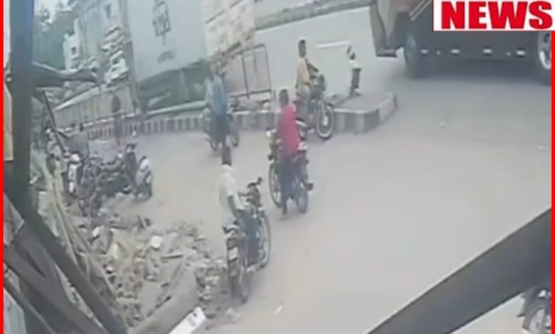 बस स्टैंड पर बेकाबू ट्रक का कहर : तीन बाइकें चपेट में आईं; उड़ गए परखच्चे... पूरी घटना CCTV में कैद 1 InCollage 20260718 183447521