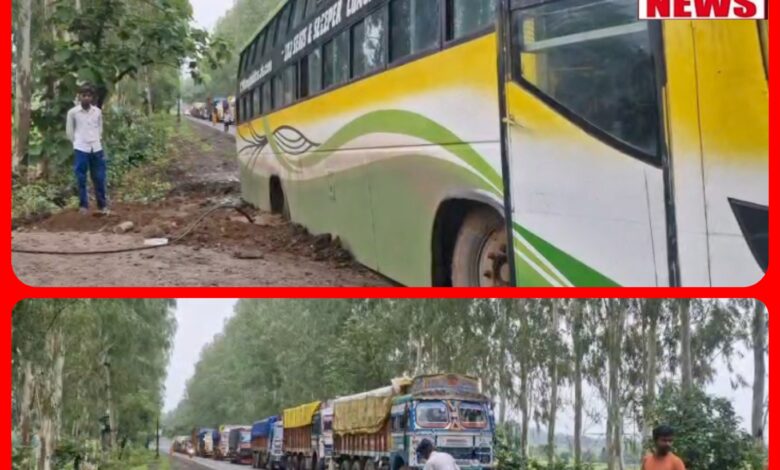 भोपाल से डिंडोरी आ रही बस हाईवे पर धसी : 4 घंटे लगा रहा जाम... देखें पूरा वीडियो 1 InCollage 20260719 141305731