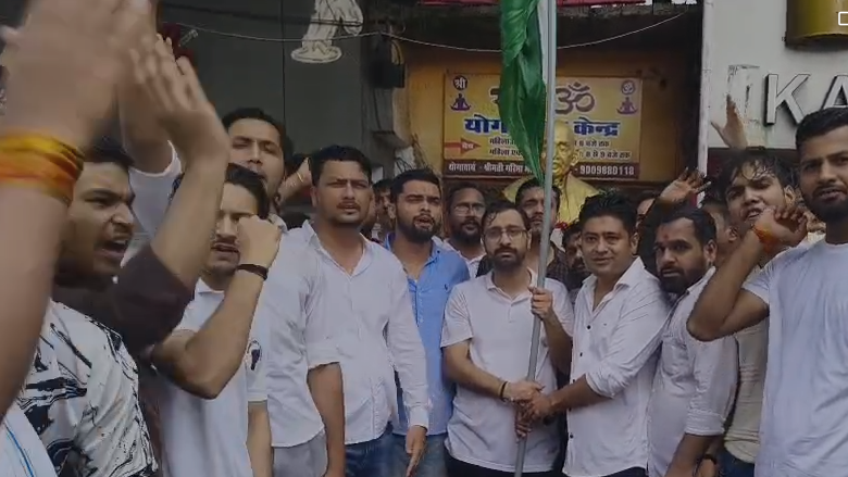 NEET पेपर लीक मामला: बारिश के बीच सड़कों पर उतरा NSUI, केंद्रीय शिक्षा मंत्री के इस्तीफे की मांग, देखे वीडियो 1 Screenshot 2026 07 24 174828
