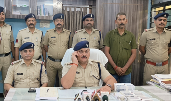 जुए के अड्डे से 9 जुआरी गिरफ्तार : 3 देशी पिस्टल, 12 कारतूस, 72 हजार नगद व 11 लग्जरी गाड़ियां जब्त; 50 लाख का मशरूका बरामद 1 Screenshot 20260702 182310.WhatsApp