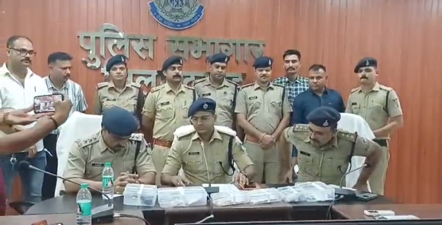 लूटकांड का खुलासा : दो आरोपी गिरफ्तार; नकदी -जेवर समेत 8.50 लाख का माल बरामद 1 Screenshot 20260713 101847.WhatsApp