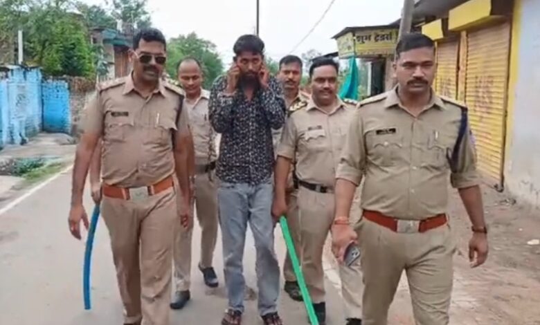 रंगदारी के आरोपी का पुलिस ने निकाला जुलूस, अवैध पिस्टल भी बरामद,देखे वीडियो.. 1 Screenshot 20260717 190736 WhatsApp