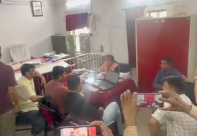 लोकायुक्त की कार्यवाही : तहसीलदार का बाबू 3 हजार रुपये रिश्वत लेते रंगे हाथ ट्रैप, नक्शा दुरुस्ती आदेश कराने के एवज में 5 हजार रुपये की मांगी थी रिश्वत... देखें पूरा वीडियो 1 Screenshot 20260730 164111.WhatsApp