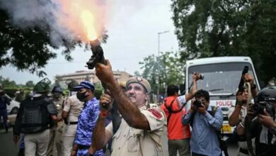 संसद मार्च पर बवाल,पुलिस ने छोड़े आंसू गैस के गोले, अभिजीत दीपके और गीतांजलि अंगमो को रोका 9 Untitled 2 copy 5