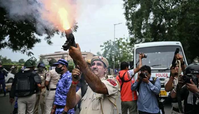 संसद मार्च पर बवाल,पुलिस ने छोड़े आंसू गैस के गोले, अभिजीत दीपके और गीतांजलि अंगमो को रोका 1 Untitled 2 copy 5