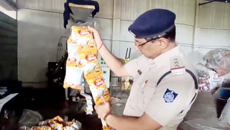 गंगा फूड के नाम पर नकली स्नैक्स बनाने वाली फैक्ट्री पर पुलिस का छापा 1 Untitled 3 copy 4
