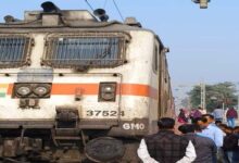 बनखेड़ी में हांफ गया जनशताब्दी का इंजन,बरांझ स्टेशन से आया दूसरा इंजन.साढ़े तीन घंटे लेट पहुंची ट्रेन 4 Untitled 3 copy 6