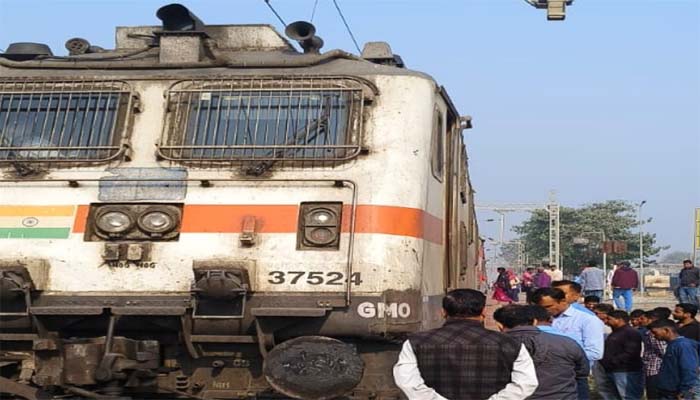 बनखेड़ी में हांफ गया जनशताब्दी का इंजन,बरांझ स्टेशन से आया दूसरा इंजन.साढ़े तीन घंटे लेट पहुंची ट्रेन 1 Untitled 3 copy 6