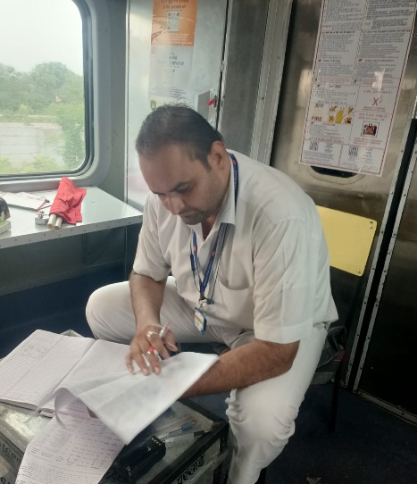 चलती ट्रेन में चढ़ने के दौरान फिसली महिला, ट्रेन मैनेजर की सतर्कता से बची जान - भोपाल स्टेशन पर अमरकंटक एक्सप्रेस में हुआ हादसा, प्रेशर ड्रॉप कर तत्काल रोकी ट्रेन 2 WhatsApp Image 2026 07 01 at 09.31.47
