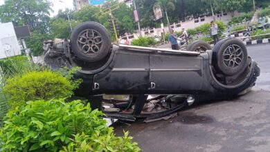 ओवरटेक करते समय ट्रक ने कार को मारी टक्कर, पलटी; डिवाइडर में घुसा ट्रक 8 WhatsApp Image 2026 07 01 at 11.33.29