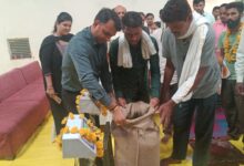 कलेक्टर ने किसानों संग कंधे पर उठाई बोरी, तौल कांटे का पूजन कर दिलाया भरोसा 11 WhatsApp Image 2026 07 01 at 16.24.45