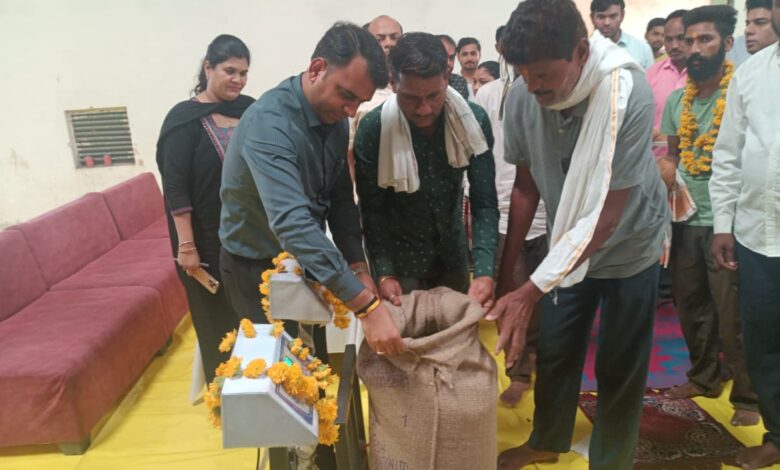कलेक्टर ने किसानों संग कंधे पर उठाई बोरी, तौल कांटे का पूजन कर दिलाया भरोसा 1 WhatsApp Image 2026 07 01 at 16.24.45