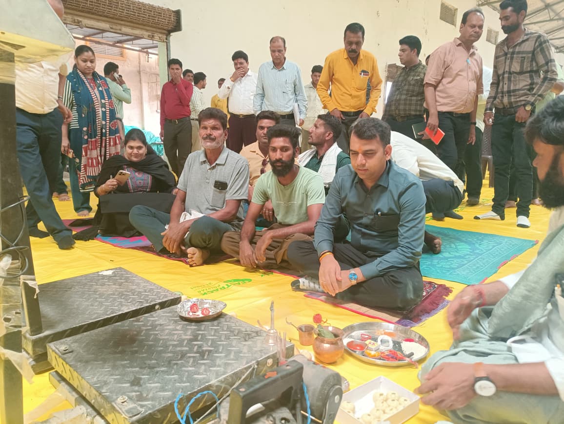 कलेक्टर ने किसानों संग कंधे पर उठाई बोरी, तौल कांटे का पूजन कर दिलाया भरोसा 2 WhatsApp Image 2026 07 01 at 16.24.47