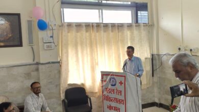 वरिष्ठ नागरिकों ने किया डॉक्टरों का सम्मान, रेलवे की डिजिटल स्वास्थ्य सेवाओं से हुए रूबरू 8 WhatsApp Image 2026 07 01 at 16.24.49