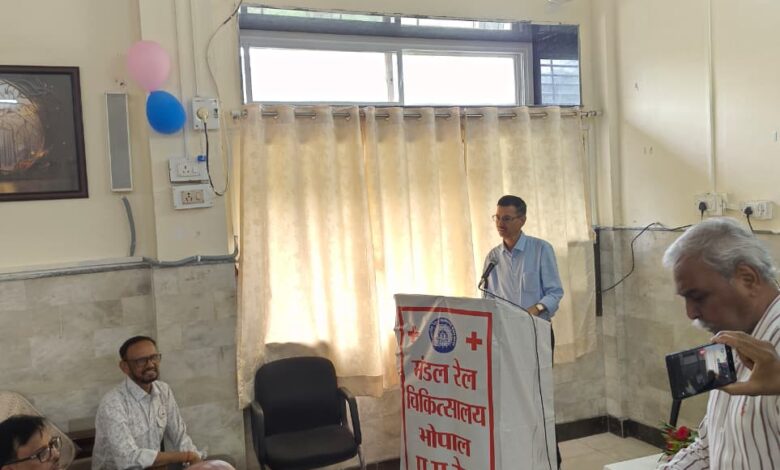 वरिष्ठ नागरिकों ने किया डॉक्टरों का सम्मान, रेलवे की डिजिटल स्वास्थ्य सेवाओं से हुए रूबरू 1 WhatsApp Image 2026 07 01 at 16.24.49