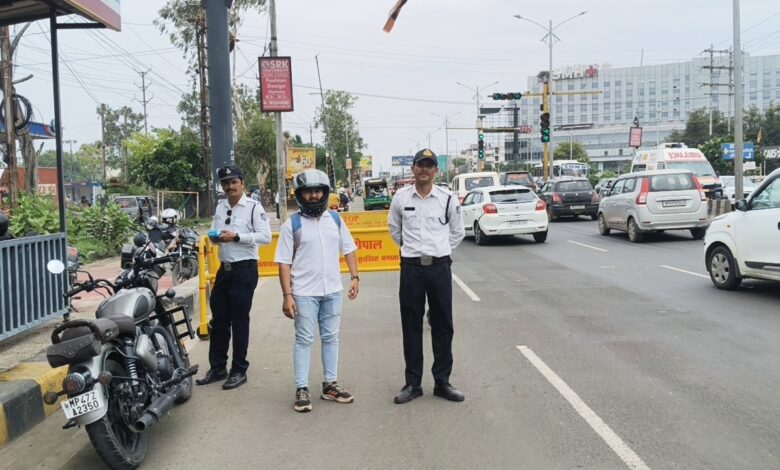 होशंगाबाद रोड पर ट्रैफिक पुलिस की सख्ती, बिना हेलमेट चालकों पर कार्रवाई 1 WhatsApp Image 2026 07 12 at 13.38.26