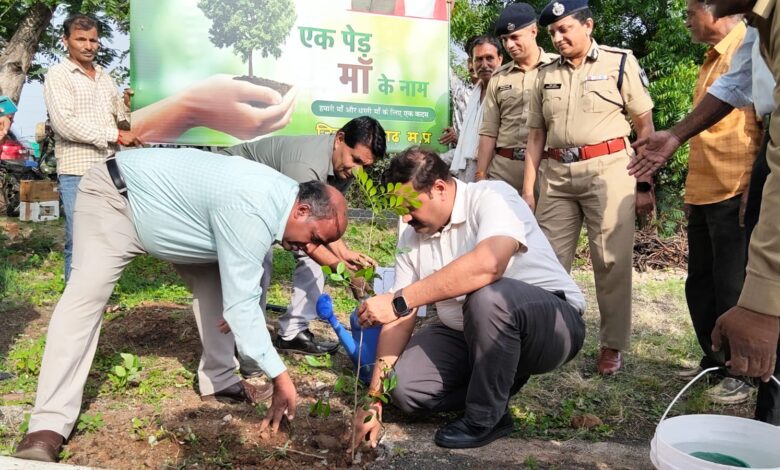 एक पेड़ मां के नाम अभियान में शामिल हुए संभागायुक्त, आईजी 1 WhatsApp Image 2026 07 17 at 10.47.48