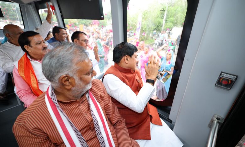 ई-बस से जगदीशपुर पहुंची मोहन कैबिनेट, सादगी और मितव्ययिता का दिया संदेश - मुख्यमंत्री सहित मंत्री और अफसरों ने छोड़ा सरकारी काफिला 1 WhatsApp Image 2026 07 19 at 12.04.38