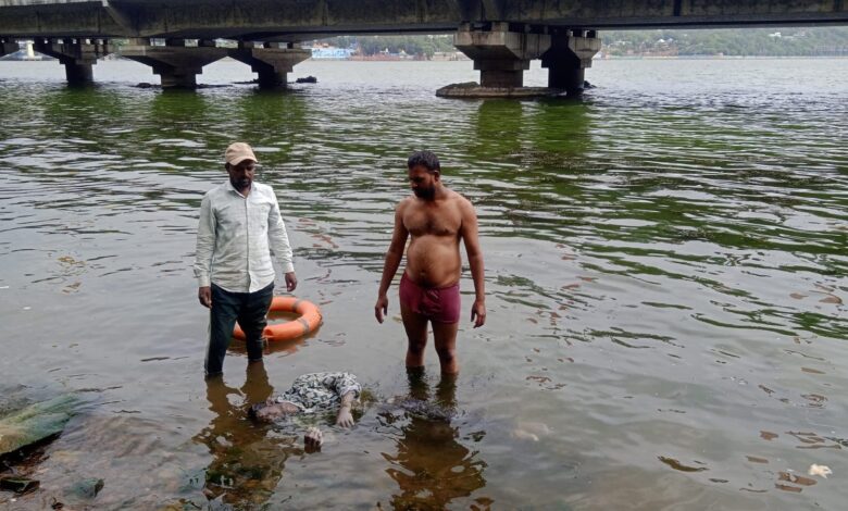 बड़े तालाब में मिला अज्ञात युवक का शव, शिनाख्त में जुटी पुलिस 1 WhatsApp Image 2026 07 20 at 12.44.28