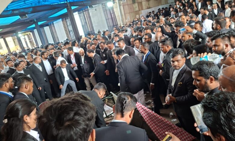 अधिवक्ता संघ चुनाव मतदान के दौरान हुआ हंगामा,समर्थको के बीच हुई हाथापाई,देंखे वीडियो 1 WhatsApp Image 2026 07 20 at 13.22.40