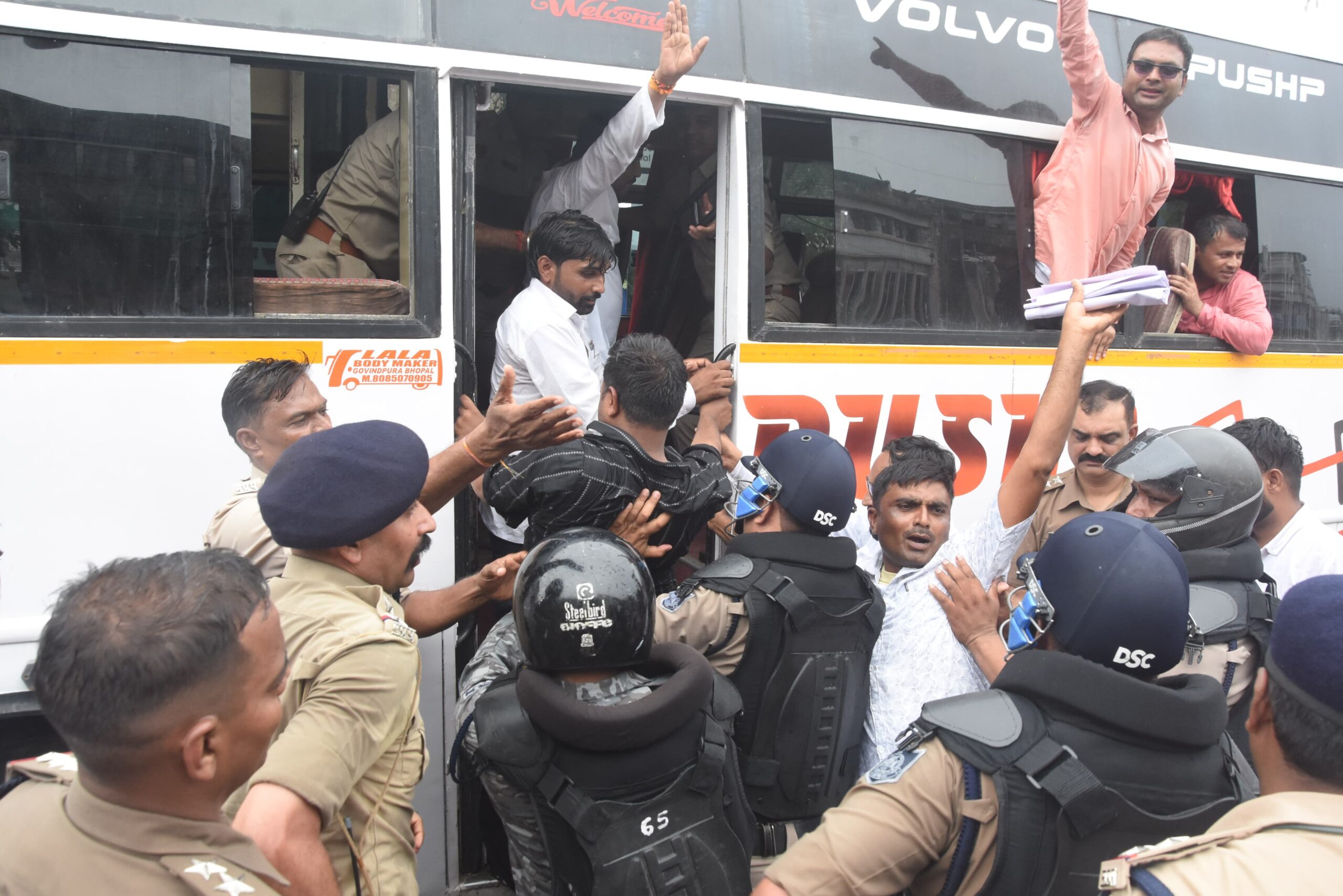 भोपाल में ओबीसी आरक्षण पर भारी बवाल: प्रदर्शनकारियों पर चलीं पानी की बौछारें 5 WhatsApp Image 2026 07 20 at 16.12.45 1 scaled