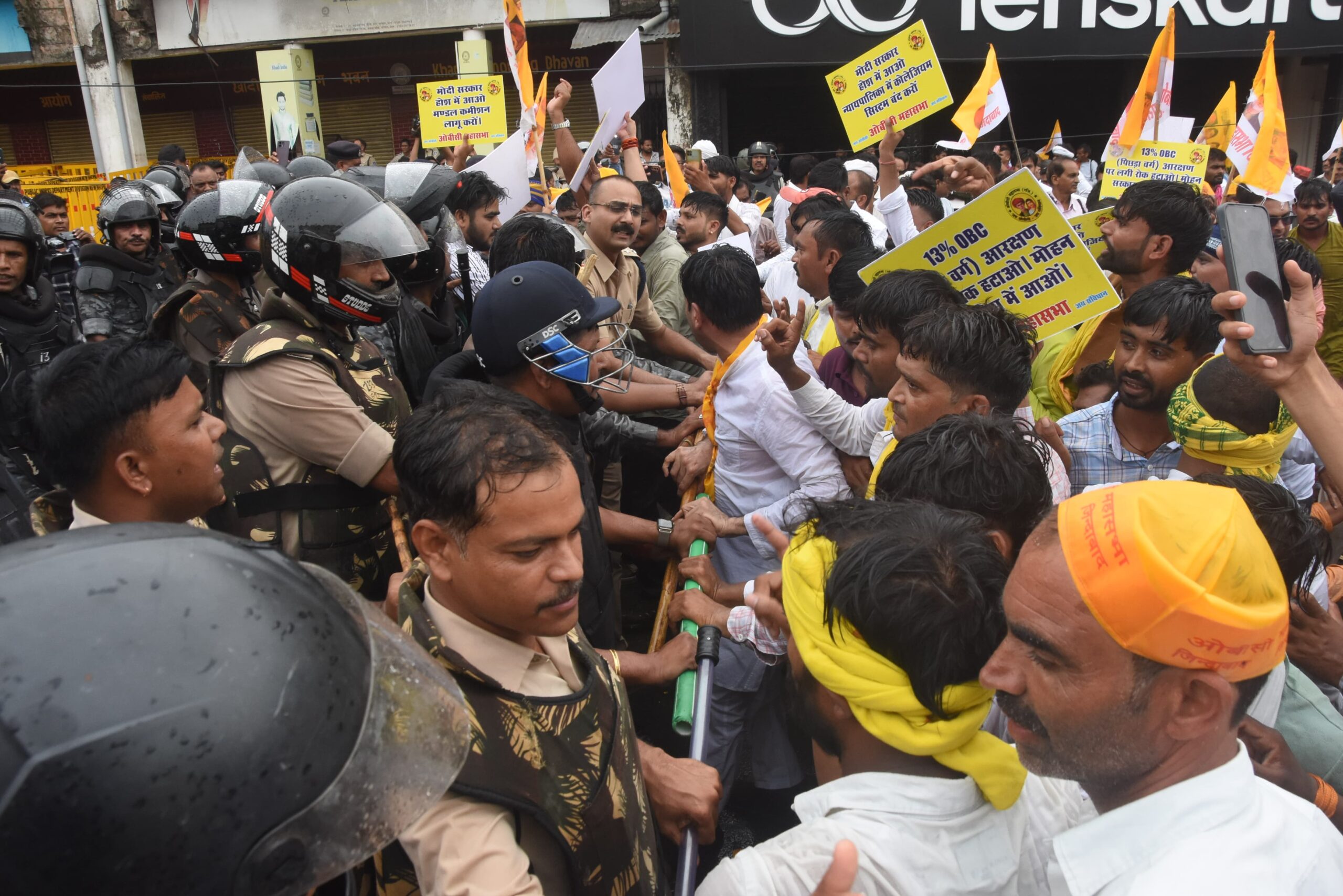 भोपाल में ओबीसी आरक्षण पर भारी बवाल: प्रदर्शनकारियों पर चलीं पानी की बौछारें 4 WhatsApp Image 2026 07 20 at 16.12.45 scaled