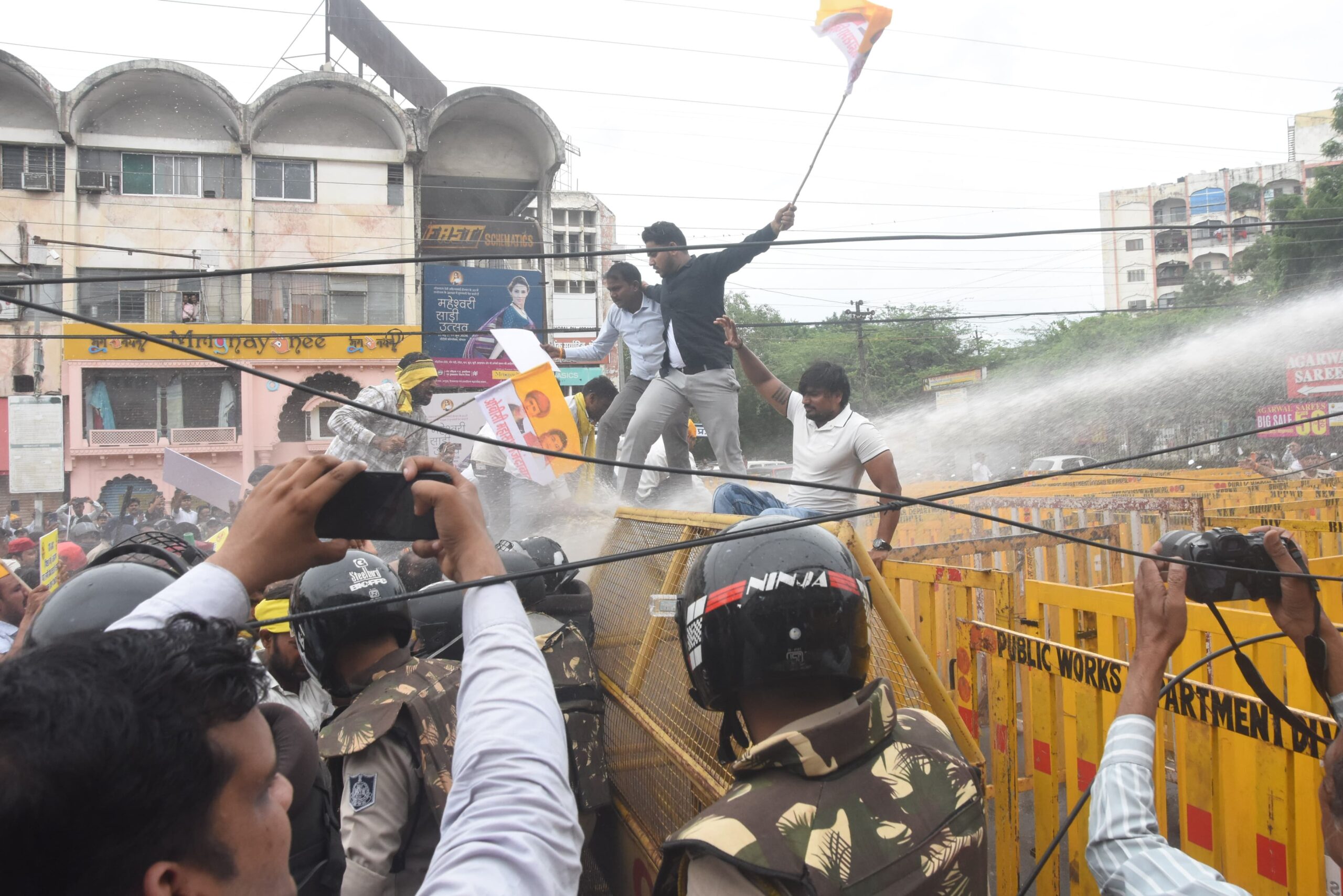 भोपाल में ओबीसी आरक्षण पर भारी बवाल: प्रदर्शनकारियों पर चलीं पानी की बौछारें 2 WhatsApp Image 2026 07 20 at 16.12.48 1 scaled