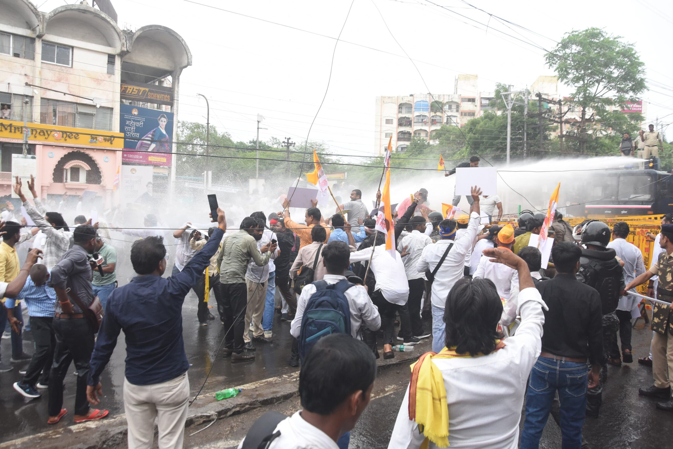 भोपाल में ओबीसी आरक्षण पर भारी बवाल: प्रदर्शनकारियों पर चलीं पानी की बौछारें 3 WhatsApp Image 2026 07 20 at 16.12.48 2 scaled