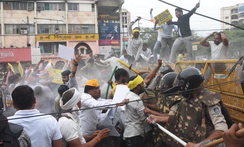 भोपाल में ओबीसी आरक्षण पर भारी बवाल: प्रदर्शनकारियों पर चलीं पानी की बौछारें 1 WhatsApp Image 2026 07 20 at 16.12.48