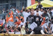 बीजेपी के प्रदर्शन में उछाली संविधान विरोधी तख्ती, प्रवक्ता ने छिपाया; जोकर बन पहुंचा युवक 4 WhatsApp Image 2026 07 22 at 13.57.05