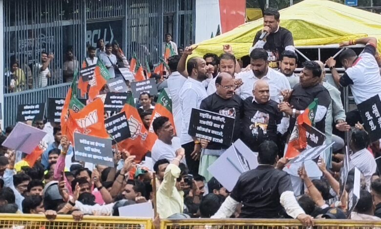 बीजेपी के प्रदर्शन में उछाली संविधान विरोधी तख्ती, प्रवक्ता ने छिपाया; जोकर बन पहुंचा युवक 1 WhatsApp Image 2026 07 22 at 13.57.05