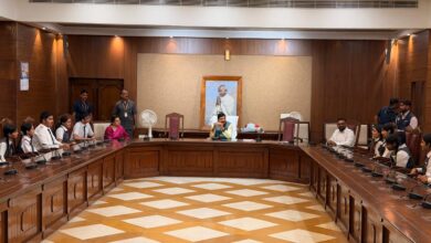 जबलपुर के स्टेमफील्ड इंटरनेशनल स्कूल के 40 छात्रों से मिले मुख्यमंत्री: बच्चों ने उपहार में दिया इसरो रॉकेट, सीएम ने दिए सफलता के मंत्र 7 WhatsApp Image 2026 07 22 at 17.05.55