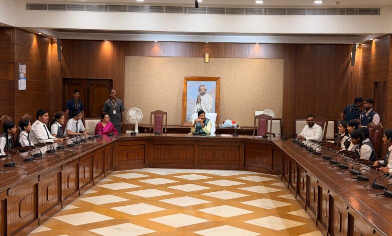 जबलपुर के स्टेमफील्ड इंटरनेशनल स्कूल के 40 छात्रों से मिले मुख्यमंत्री: बच्चों ने उपहार में दिया इसरो रॉकेट, सीएम ने दिए सफलता के मंत्र 1 WhatsApp Image 2026 07 22 at 17.05.55