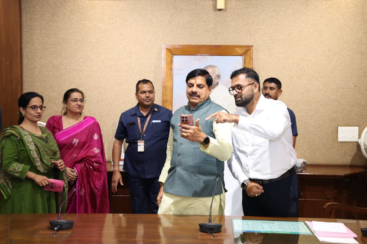 जबलपुर के स्टेमफील्ड इंटरनेशनल स्कूल के 40 छात्रों से मिले मुख्यमंत्री: बच्चों ने उपहार में दिया इसरो रॉकेट, सीएम ने दिए सफलता के मंत्र 2 WhatsApp Image 2026 07 22 at 18.22.50 1