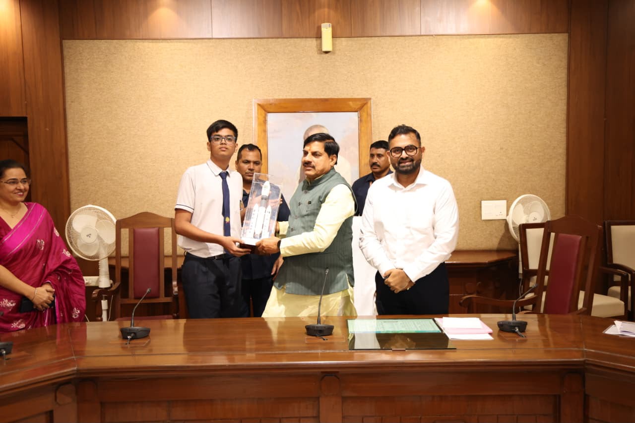 जबलपुर के स्टेमफील्ड इंटरनेशनल स्कूल के 40 छात्रों से मिले मुख्यमंत्री: बच्चों ने उपहार में दिया इसरो रॉकेट, सीएम ने दिए सफलता के मंत्र 3 WhatsApp Image 2026 07 22 at 18.22.50