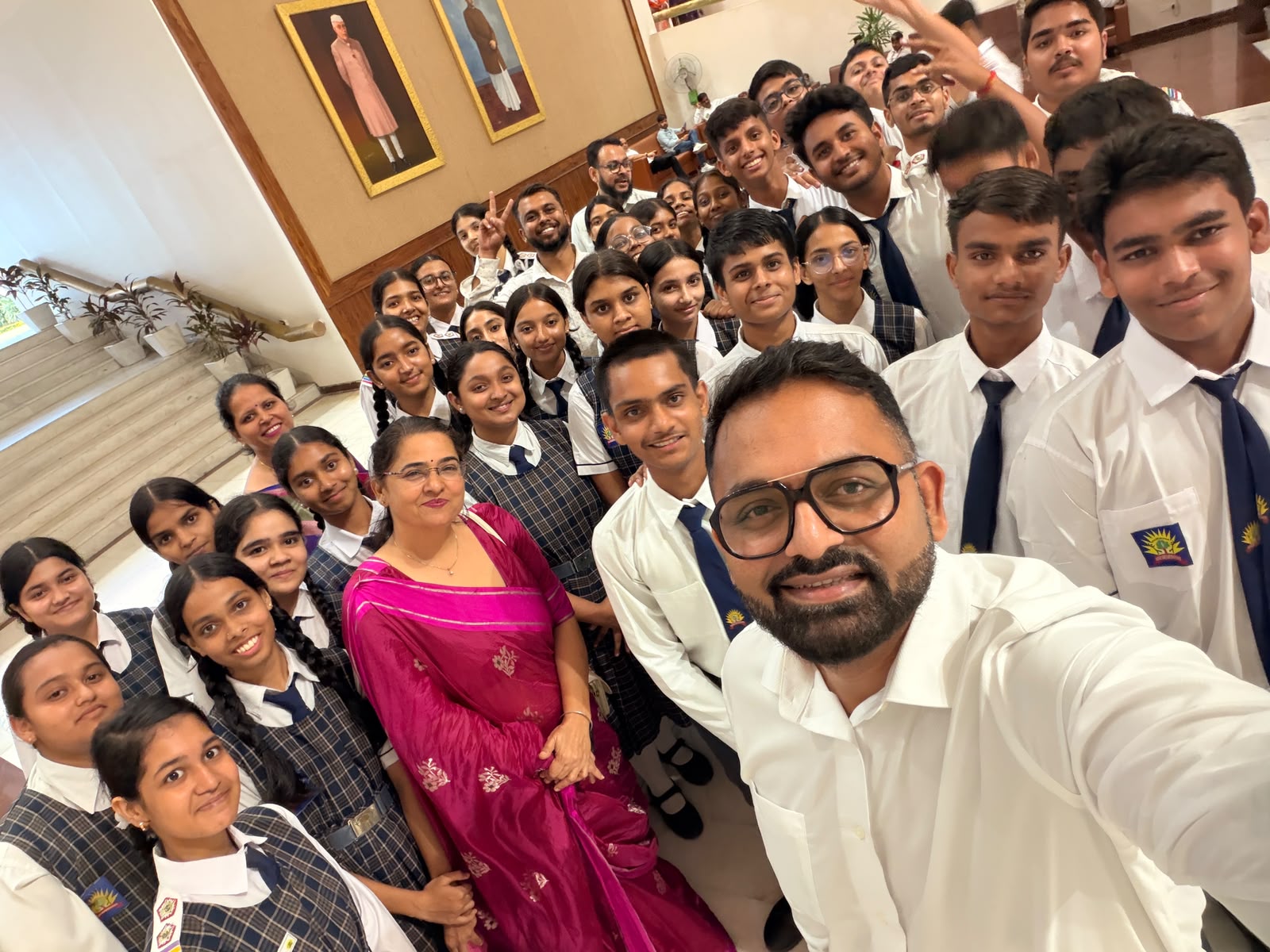 जबलपुर के स्टेमफील्ड इंटरनेशनल स्कूल के 40 छात्रों से मिले मुख्यमंत्री: बच्चों ने उपहार में दिया इसरो रॉकेट, सीएम ने दिए सफलता के मंत्र 4 WhatsApp Image 2026 07 22 at 18.22.51