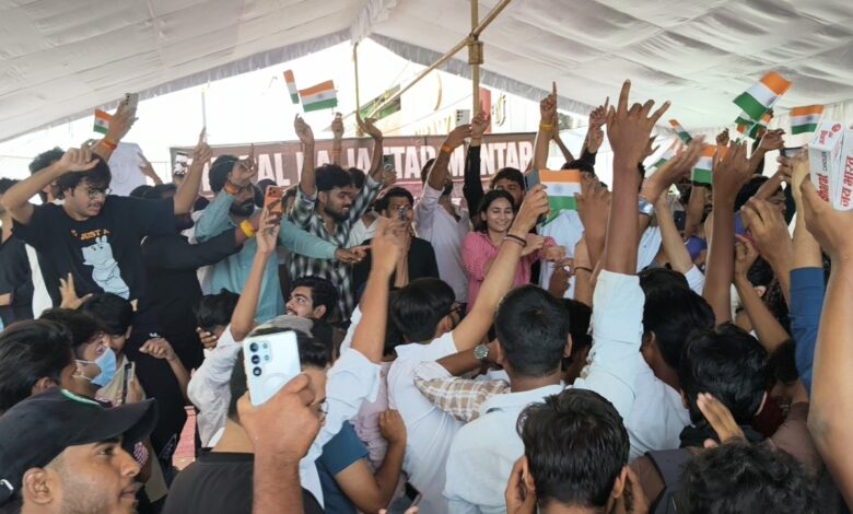 धर्मेंद्र प्रधान के इस्तीफे की खबर से भोपाल के युवाओं में खुशी, रोशनपुरा चौराहे पर मनाया जश्न , देखे वीडियो 1 WhatsApp Image 2026 07 25 at 17.19.50