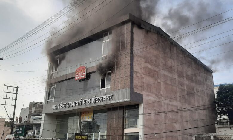 यश भारत ब्रेकिंग..उखरी चौकी के सामने पारस टेंट सप्लायर्स के गोदाम में भीषण आग…देंखे वीडियो 1 WhatsApp Image 2026 07 27 at 17.35.19