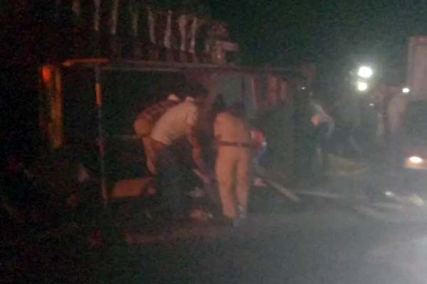 गायों को बचाने में अनियंत्रित पिकअप डंपर से भिड़ी, 8 मजदूरों की मौत 1 01 1