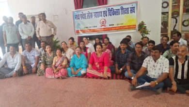 स्वशासी कर्मचारियों की मांगों को लेकर मेडिकल डीन कार्यालय के सामने प्रदर्शन 3 01 10