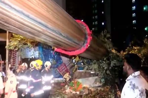 मुंबई के कुर्ला में क्रेन हादसा, 11 घायल; दो मकानों और रेलवे की ओएचई लाइन को नुकसान 1 01 5